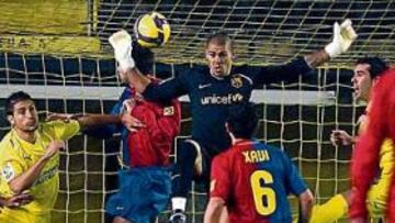 <b>MUCHA PELEA. </b>Los jugadores se emplearon a fondo. A la izquierda, Keita trata de parar a Eguren, que dificulta a Piqué y Valdés, con Xavi, Godin y Messi de espectadores.