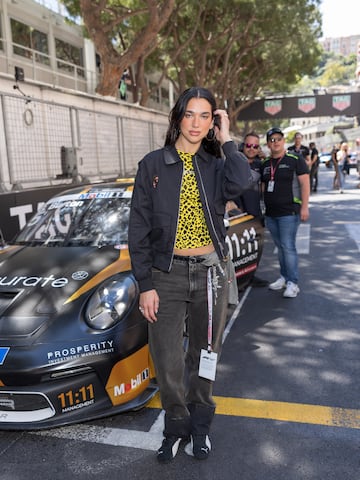 Dua Lipa, cantante, compositora y modelo albanobritánica, durante el Gran Premio de Mónaco de la Fórmula 1.