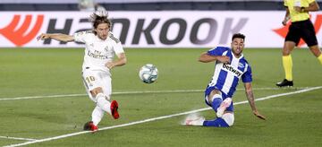 Modric y Joselu.