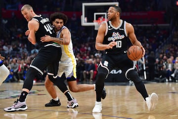 Mason Plumlee (Los Angeles Clippers) y Eric Gordon (Los Angeles Clippers) atacan ante Anthony Lamb (Golden State Warriors)