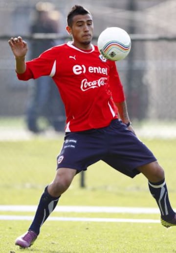 Arturo Vidal, a 10 años de su debut en la Roja.