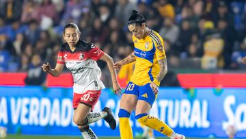 AME1927. MONTERREY (MÉXICO), 16/01/2025.- Jennifer Hermoso (d) de Tigres disputa un balón con Jaquelin García de Atlas este jueves, durante un partido del Torneo Clausura 2025 de la Liga Femenil MX, en el Estadio Universitario en Monterrey (México). EFE/ Miguel Sierra
