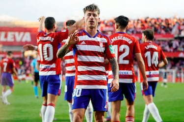 Como si fuera un killer, Sánchez se encargó de sumarse al ataque y conseguir que el equipo nazarí se impusiera, en el tramo final del partido, a un combativo Oviedo.