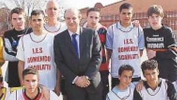 <b>CON LOS ESCOLARES. </b>Fisas junto a un equipo participante.