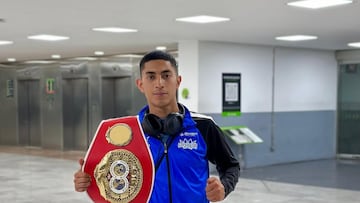 Ángel Ayala posa con el campeonato de la FIB.