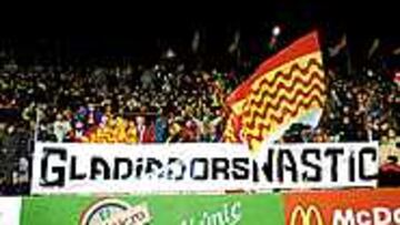 UN ÉXITO. Las gradas tarraconenses se llenaron de blanco y grana antes de un partido que, con ese 1-0, pasará a la historia.