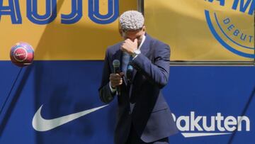 El momento en el que Araujo no puede más y rompe a llorar en mitad de su presentación