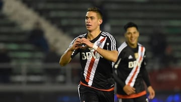 Rafael Santos Borré celebrando un gol con la camiseta de River Plate