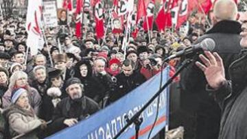 <b>UN PERSONAJE CON MUCHO CARISMA. </b>Gary Kasparov durante un mítin en una provincia del sur de Rusia para evitar que Putin prolongue su estancia en el gobierno.