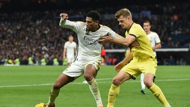 Bellingham y Sorloth pugnan por un balón, durante el Real Madrid-Villarreal.