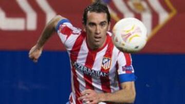 God&iacute;n tras un bal&oacute;n.