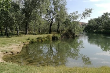 La Playa de Estremera, también conocida como la playa de Los Villares, se encuentra a unos setenta kilómetros del centro de Madrid y es una de las zonas oficiales donde la Comunidad de Madrid permite bañarse. Se trata de un lugar rodeado de chopos donde se sitúa el único punto del río Tajo en el que está permitido darse un chapuzón.