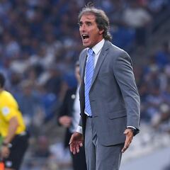 Guillermo Almada arremete contra reportero tras derrota ante Rayados