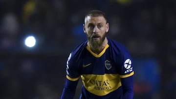 BUENOS AIRES, ARGENTINA - AUGUST 18: Daniele De Rossi of Boca Juniors drives the ball during a match between Boca Juniors and Aldosivi as part of Superliga 2019/20 at Estadio Alberto J. Armando on August 18, 2019 in Buenos Aires, Argentina. (Photo by Marcelo Endelli/Getty Images)