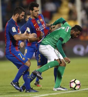 




Goals from Luiz Suarez, Lionel Messi and Neymar helped Barcelona beat Saudi champions Al-Ahli 5-3 in a thrilling friendly in Doha. The superstar trio all scored by the 17th minute, helping the Spanish giants to stroll into an early three-goal lead. 


 / AFP PHOTO / KARIM JAAFAR