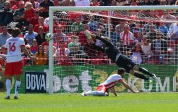 Parada del portero del Almería Julián Cuesta