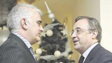 <b>AMBIENTE CORDIAL. </b>Florentino Pérez conversa con Pedro Pablo San Martín, subdirector de AS.