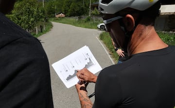Pereiro analiza el perfil de la etapa justo en el inicio del puerto de Ancares. Esta vez, con AS, fue la primera que lo ascendió, aunque recuerda haber hecho esa ascensión... en sentido inverso, todo en bajada, en una Vuelta a León amateur. ?scar se retiró del ciclismo en 2010, cerca de los 33 a?os.