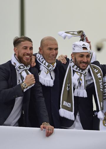 Su primer gran título llegó el 28 de mayo de 2016 tras ganar en Milán al Atlético de Madrid la undécima Champions. En la foto, Zidane con Sergio Ramos y Benzema durante los actos festivos con la afición. 