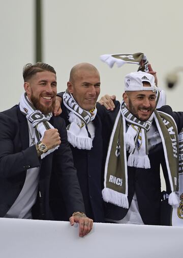 Su primer gran t¨ªtulo lleg¨® el 28 de mayo de 2016 tras ganar en Mil¨¢n al Atl¨¦tico de Madrid la und¨¦cima Champions. En la foto, Zidane con Sergio Ramos y Benzema durante los actos festivos con la afici¨®n.