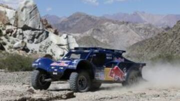 El piloto español Carlos Sainz en acción durante la tercera etapa del rally Dakar 2014.