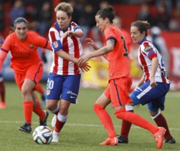 Sampedro pelea un balón con Jenni.