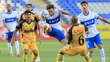 Futbol, Universidad Catolica vs Coquimbo Unido
Primera ronda, Copa Sudamericana 2024.
El jugador de Universidad Catolica Lucas Menossi, centro, juega el balon contra Coquimbo Unido durante el partido de copa Sudamericana disputado en el estadio Ester Roa de Concepcion, Chile.
05/03/2024
Eduardo Fortes/Photosport
Football, Universidad Catolica vs Coquimbo Unido
1st round, 2024 Sudamericana Championship.
Universidad Catolica’s Lucas Menossi player, center, play the ball against Coquimbo Unido during the Sudamericana match played at the Ester Roa stadium in Concepcion, Chile.
05/03/2024
Eduardo Fortes/Photosport