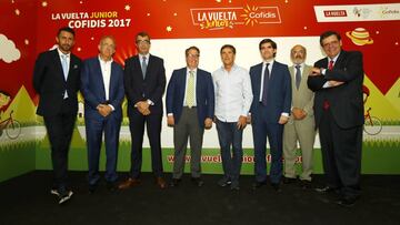 El presidente de la Federaci&oacute;n Espa&ntilde;ola de Ciclismo, Jos&eacute; Luis L&oacute;pez Cerr&oacute;n, el director de la Vuelta a Espa&ntilde;a Javier Guill&eacute;n, el director de la DGT Gregorio Serrano, el ex ciclista Perico Delgado y el director general de Deportes, Jaime Gonz&aacute;lez Casta&ntilde;o, en el acto de presentaci&oacute;n de la Vuelta Junior Cofidis.