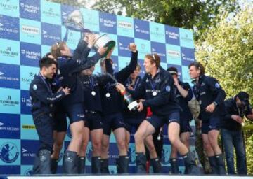 El equipo masculino de Oxford celebrando su victoria 