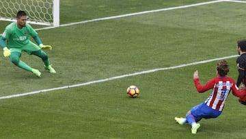 Griezmann hace el tercer gol ante la oposici&oacute;n de Gay&agrave; y Alves.