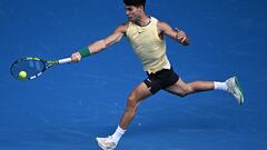 Watch Carlos Alcaraz dash off the court to hit this spectacular shot against Lorenzo Sonego in the Australian Open to the astonishment of the crowd.