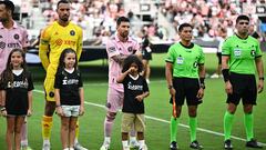 El astro argentino Lionel Messi consoló a un niño previo al inicio del duelo en el que Inter Miami se enfrentó al Atlanta United en la Leagues Cup.