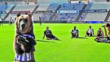 <b>AMIGABLE. </b>Costó un poco romper el hielo, pero cuando el equipo perdió el miedo, los futbolistas no dudaron en hacerse fotos conjuntas e individuales con Yogui.