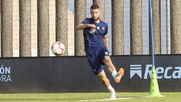 David Junc&agrave; saca un lanzamiento de esquina durante un entrenamiento del Celta en A Madroa.