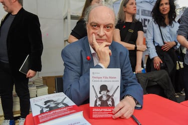 El escritor Enrique Vila-Matas posa con uno sus ejemplares.