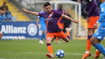 Ian Poveda durante un partido con el equipo juvenil del Manchester City por la UEFA Youth League.