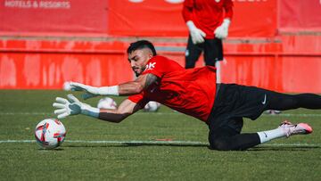 Leo Román en un entrenamiento con el Mallorca en la Ciudad Deportiva, pretemporada 2024-25.