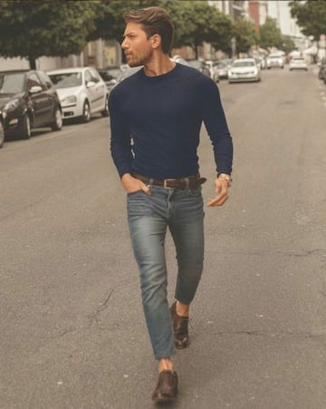 El clásico para los hombres que nunca falta en las festevidades decembrinas es el uso de unos jeans de mezclilla acompañados de un suéter.