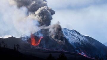 TOPSHOT - In this handout photograph taken and released by the Spanish Military Emergency Unit (UME) on November 28, 2021 the Cumbre Vieja volcano spews lava, ash and smoke on the Canary island of La Palma. - It has been more than two months since Cumbre 