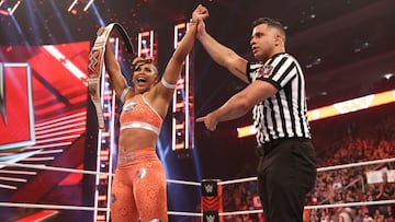 Bianca Belair celebra su victoria en Raw.