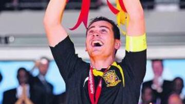 <b>EL MEJOR. </b>Casillas, como capitán, levantó la Eurocopa.