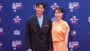 Shohei Ohtani y su esposa, Mamiko Tanaka, en la alfombra roja del All-Star Game de la MLB.