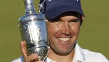 <b>UNA JARRA MÁS.</b> Harrington se ha llevado su segunda jarra de clarete.