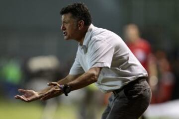 QUI12. MANTA (ECUADOR), 07/05/2015.- El entrenador de Atlético Nacional de Colombia, Juan Osorio, reacciona ante el Emelec de Ecuador hoy, jueves 7 de mayo de 2015, durante un partido por la Copa Libertadores en el estadio Jocay en Manta (Ecuador). EFE/José Jácome