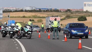 Agentes de la Guardia Civil realizan un control de vehículos.