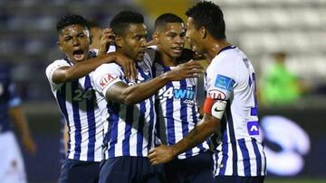 Alianza Lima celebra uno de sus goles ante Ayacucho.