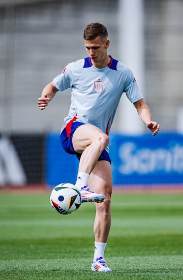 Dani Olmo controlando el balón.