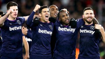 14 December 2019, England, Southampton: West Ham United's Michail Antonio celebrates scoring his side's second goal with his teammates during the English Premier League soccer match between Southampton and West Ham United at St Mary's Stadi