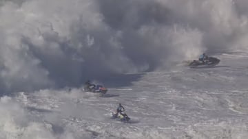 Tres motos de agua, una de ellas pilotada por Xabi Lopez, escapando de una ola gigante en Praia do Norte Nazar&eacute; (Portugal), en el mundial de surf tow-in. 