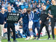 SAN SEBASTIÁN, 21/02/2026.- El defensa de la Real Sociedad Álvaro Odriozola (c) abandona el campo tras lesionarse durante el partido de liga que enfrentó a la Real Sociedad y el Real Oviedo en el estadio Anoeta, este sábado. EFE/Juan Herrero